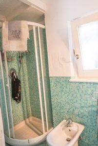 Villetta Pettirosso : Ванная комната с душем