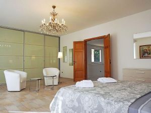 Villa Deco : спальня с двуспальной кроватью