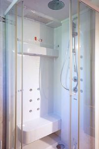 Villa Deco : Bathroom with shower