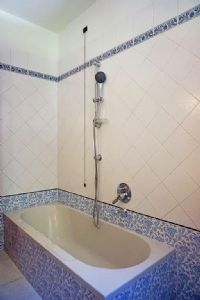 Villa Deco : Bathroom with tube