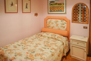 Villa Cardellino : спальня с односпальной кроватью