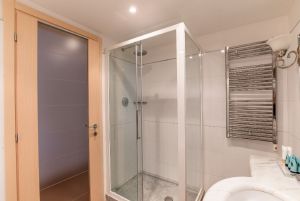Appartamento Oasi : Ванная комната с душем