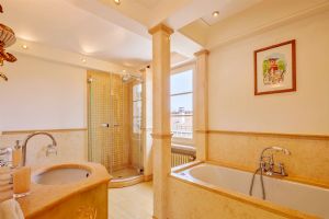 Villa Selene : Ванная комната с ванной