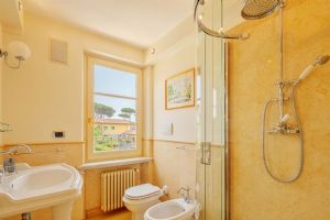 Villa Selene : Ванная комната с душем