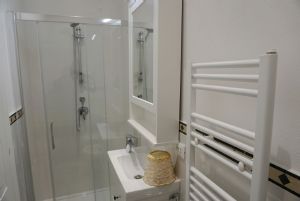 Villa Miriam : Ванная комната с душем