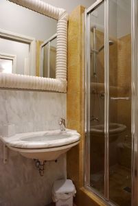 Appartamento Rigoletto : Bagno con doccia