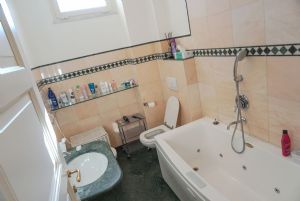 Appartamento Fidelio : Bathroom with tube