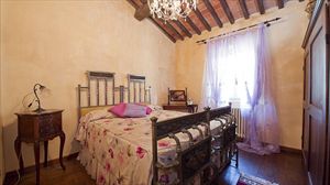 Villa Degli Aranci Lucca : спальня с двуспальной кроватью