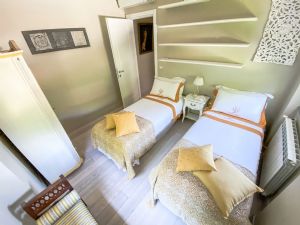 Villa Sunset : спальня с двумя кроватями