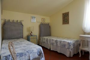 Appartamento Mirto : спальня с двумя кроватями
