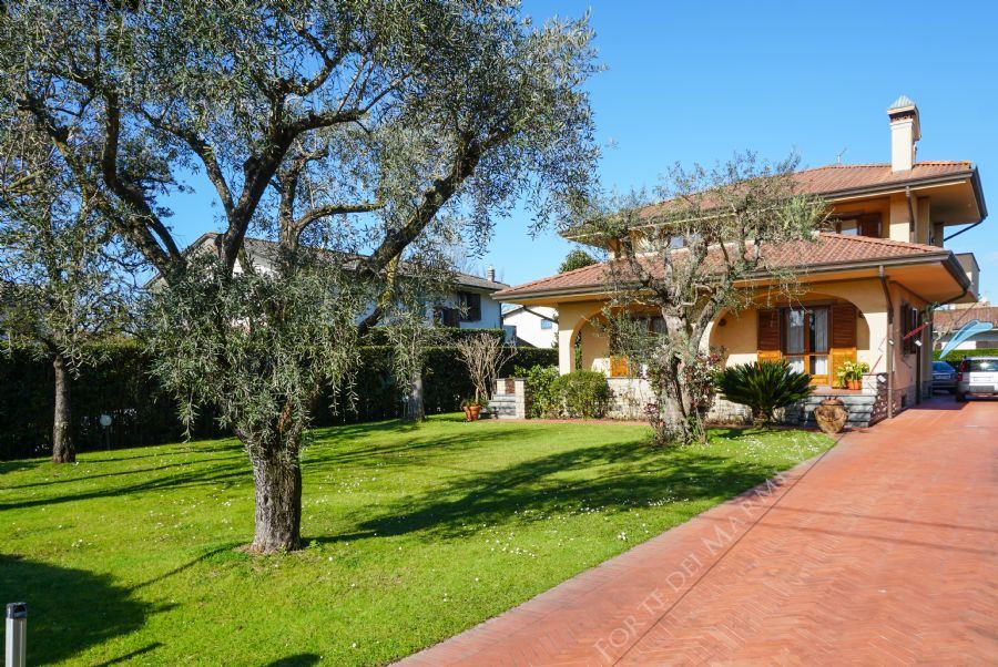 Villa Adelia detached villa to rent Forte dei Marmi