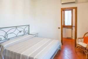 Villa Adelia : спальня с двуспальной кроватью