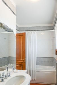 Villa Adelia : Bathroom with tube