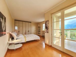 Villa Girasole : спальня с двуспальной кроватью