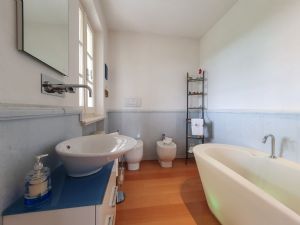 Villa Girasole : Ванная комната с ванной