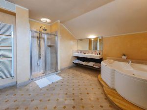 Villa Girasole : Bathroom with shower