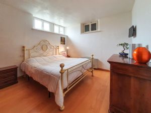 Villa Girasole : спальня с двуспальной кроватью
