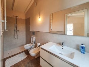 Villa Girasole : Ванная комната с душем