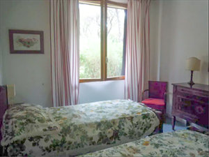 Villa Roccamare : спальня с двумя кроватями
