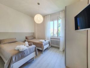 Villa Brezza Marina : спальня с двумя кроватями