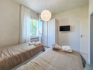 Villa Brezza Marina : спальня с двумя кроватями