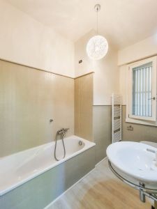 Villa Brezza Marina : Ванная комната с ванной