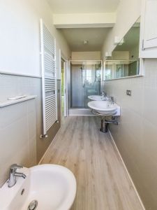 Villa Brezza Marina : Ванная комната с душем