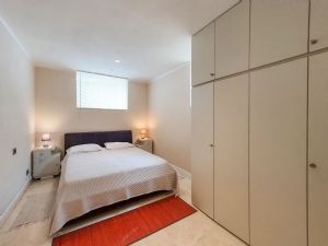 Villa Jolie : спальня с двуспальной кроватью