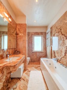 Villa Jolie : Bathroom with tube