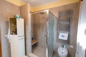 Villetta Romina : Ванная комната с душем