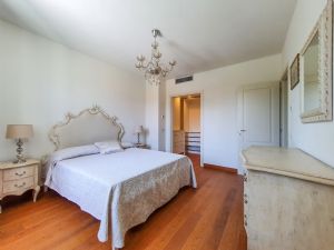 Villa Mirror : спальня с двуспальной кроватью