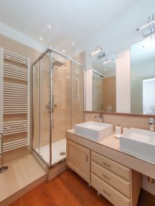 Villa Mirror : Bagno con doccia
