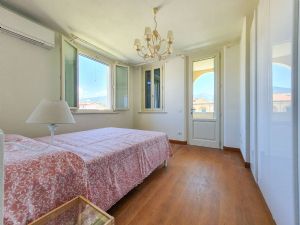 Villa Mirror : спальня с двуспальной кроватью