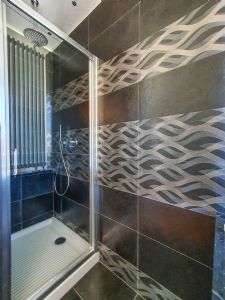 Villa Mirror : Bagno con doccia