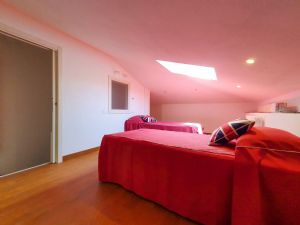 Villa Mirror : спальня с двумя кроватями