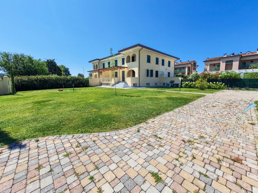 Villa Mirror semi detached villa to rent Forte dei Marmi