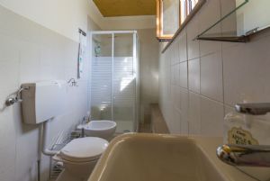 Villa Camaiore Hills : Bathroom with tube