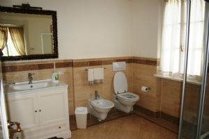 Villa Sara : Bathroom with shower