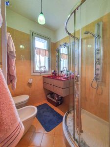 Appartamento Tommaso : Ванная комната с душем