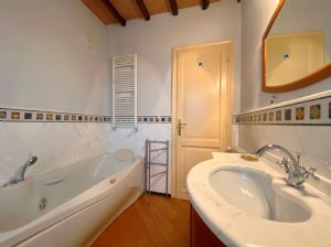 Villa Silenzio : Ванная комната с ванной