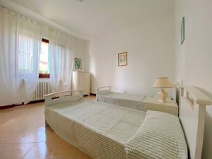 Villa Alina : спальня с двумя кроватями