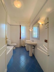 Villa Alina : Ванная комната с ванной