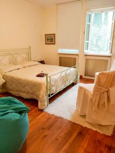 Villa Collebello : спальня с двуспальной кроватью