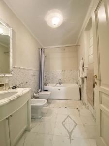 Villa Iolanta : Ванная комната с ванной