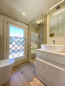 Villa May : Bathroom with shower
