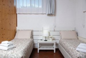 Appartamento Madeo : спальня с двумя кроватями