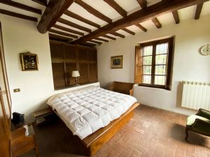 Villa Capezzana : спальня с двуспальной кроватью