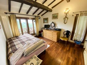 Villa Capezzana : спальня с двуспальной кроватью