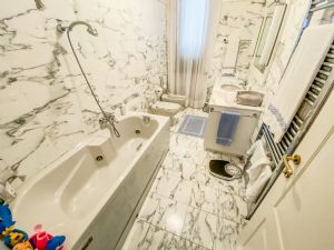 Villa Champenoise : Bathroom with tube