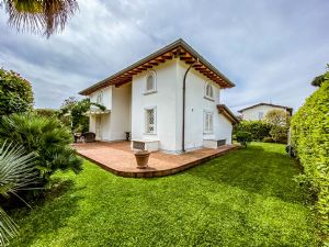 Villa Melinda : detached villa to rent and for sale  Marina di Pietrasanta